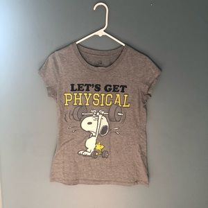 Women’s large peanuts tee